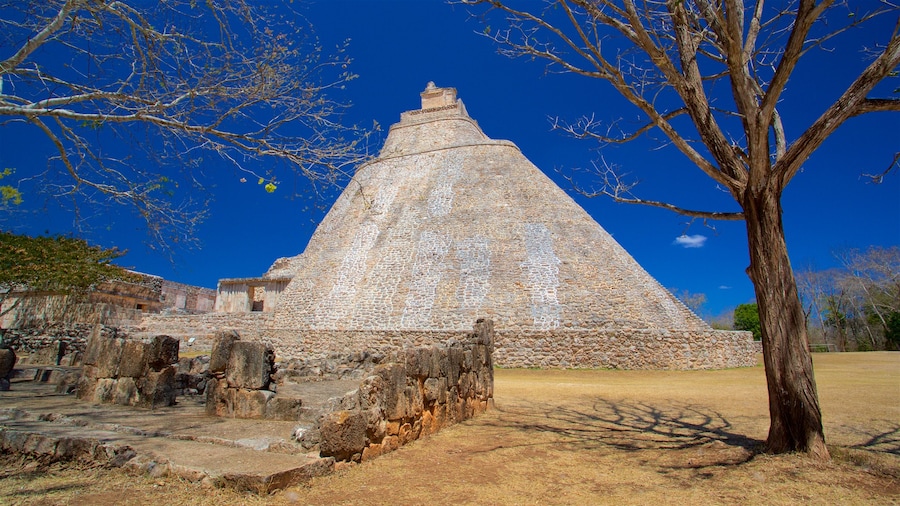 Piramide van de tovenaar inclusief historische architectuur en vervallen gebouwen