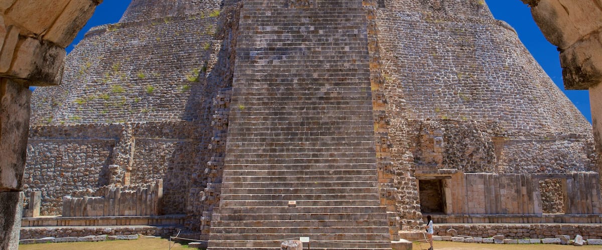 Piramide van de tovenaar bevat historische architectuur