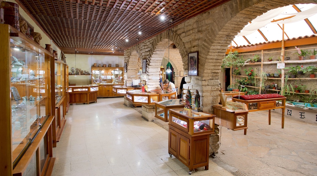 Mesoamerican Museum of Jade qui includes vues intérieures