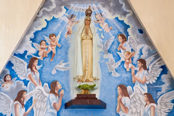 Ăglise Iglesia de Nuestra Señora de FĂĄtima montrant art et Ă©lĂ©ments religieux