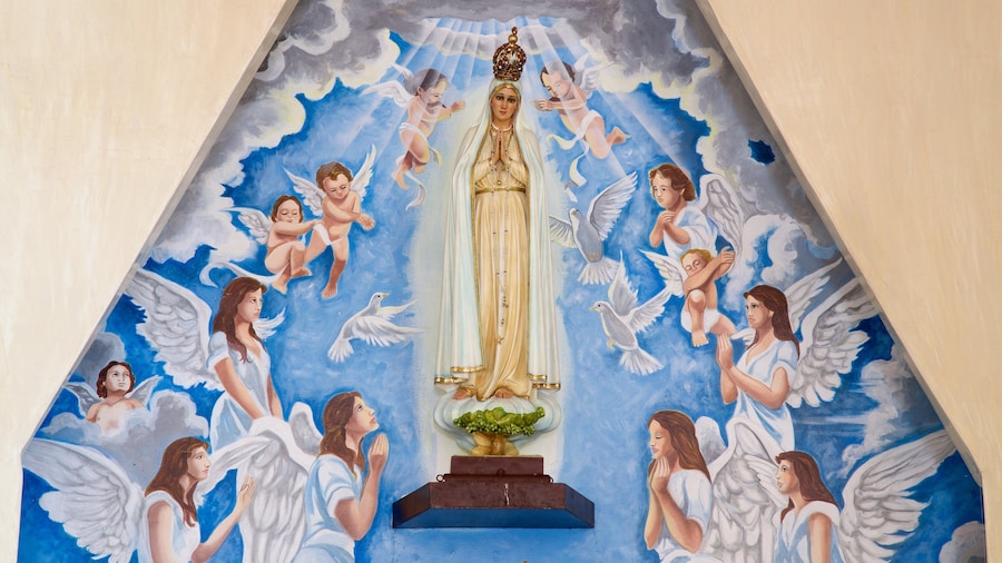 Vor Frue af Fatimas Kirke som omfatter religiøse elementer og kunst