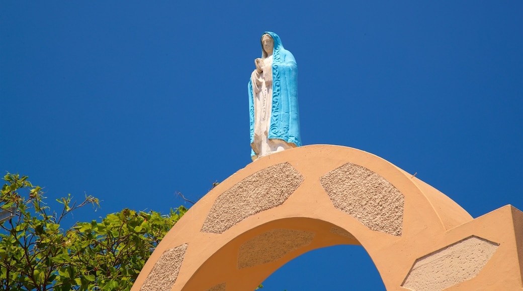 Iglesia de Nuestra Señora de Fátima mostrando elementos religiosos