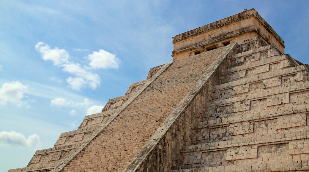Pyramide de Kukulkan qui includes patrimoine architectural
