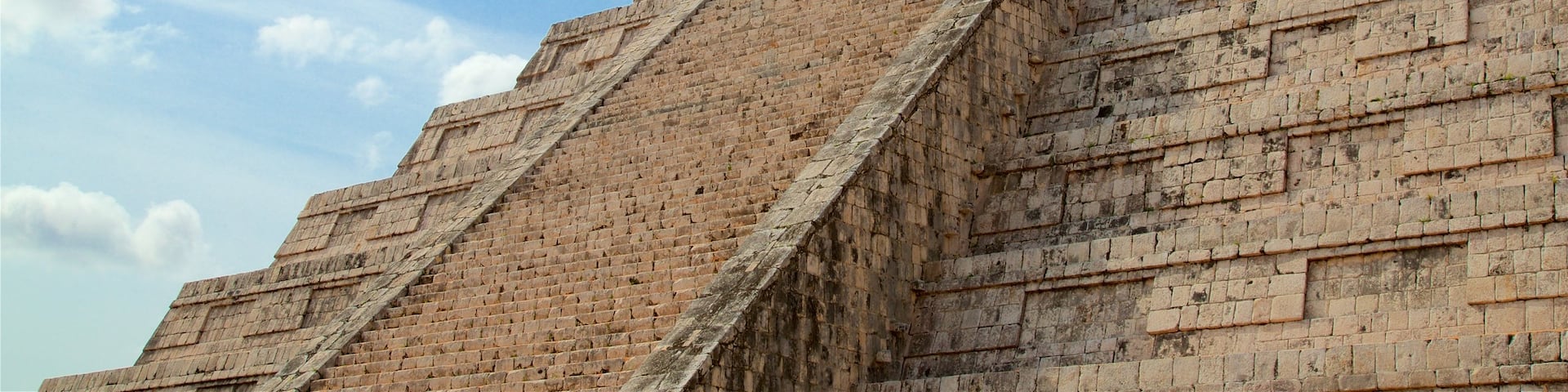 Pyramid of Kukulkan which includes heritage architecture