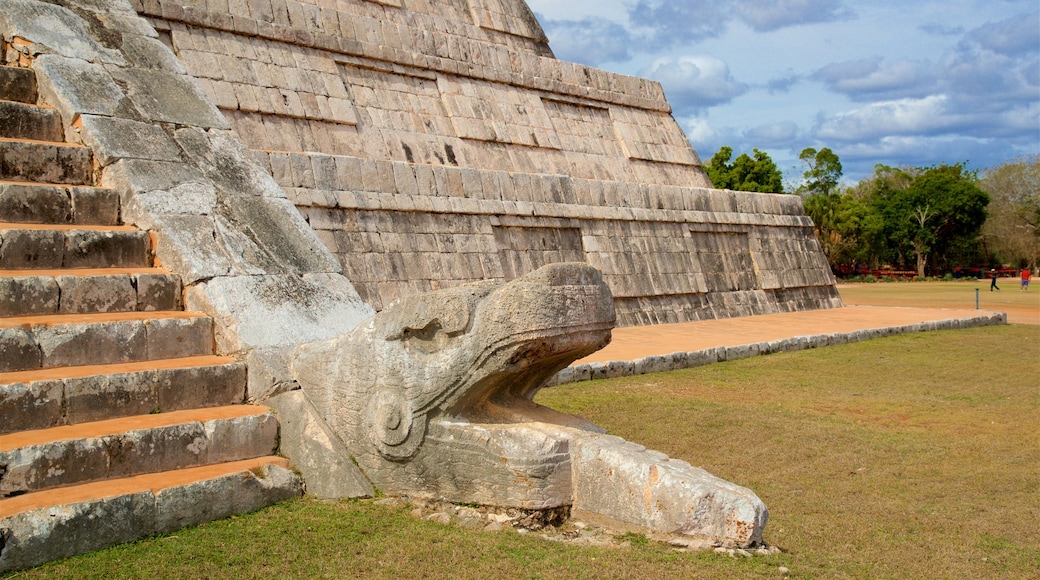 Pirámide de Kukulkán mostrando patrimonio de arquitectura