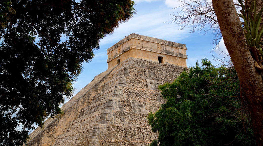 Piramide di Kukulkan mostrando oggetti d\'epoca