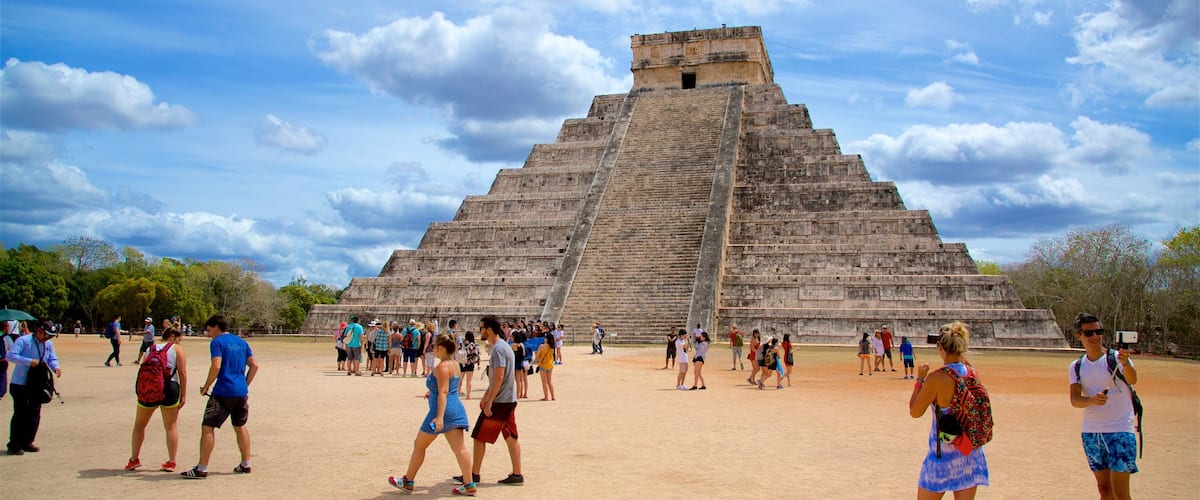 Pirámide de Kukulkán ofreciendo patrimonio de arquitectura y también un pequeño grupo de personas
