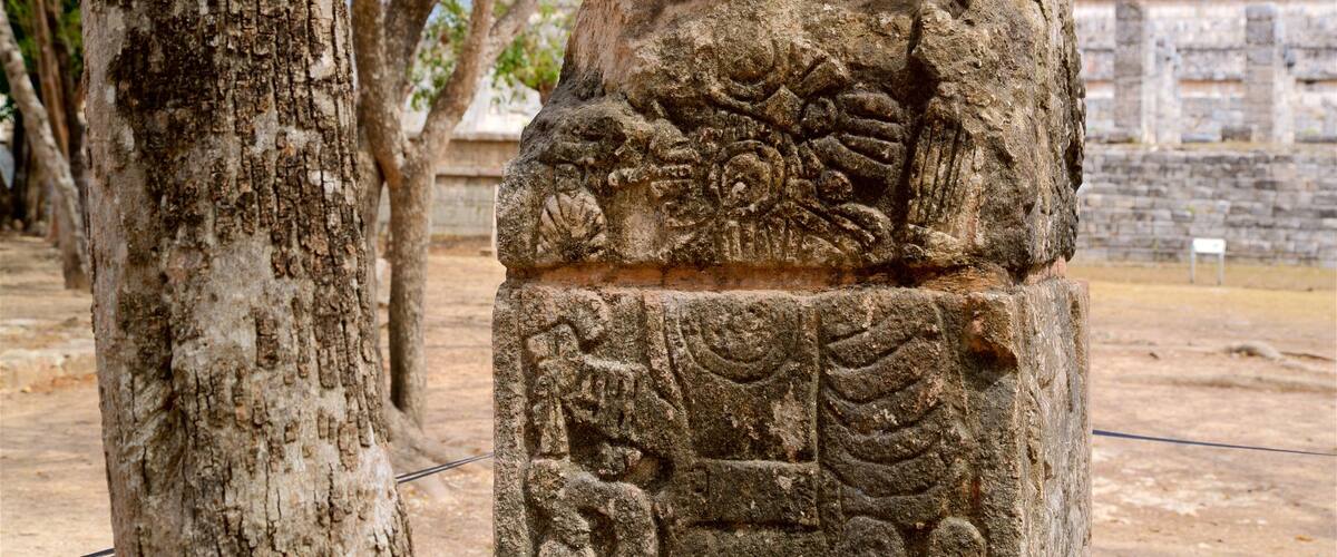 Court of the Thousand Columns featuring heritage elements