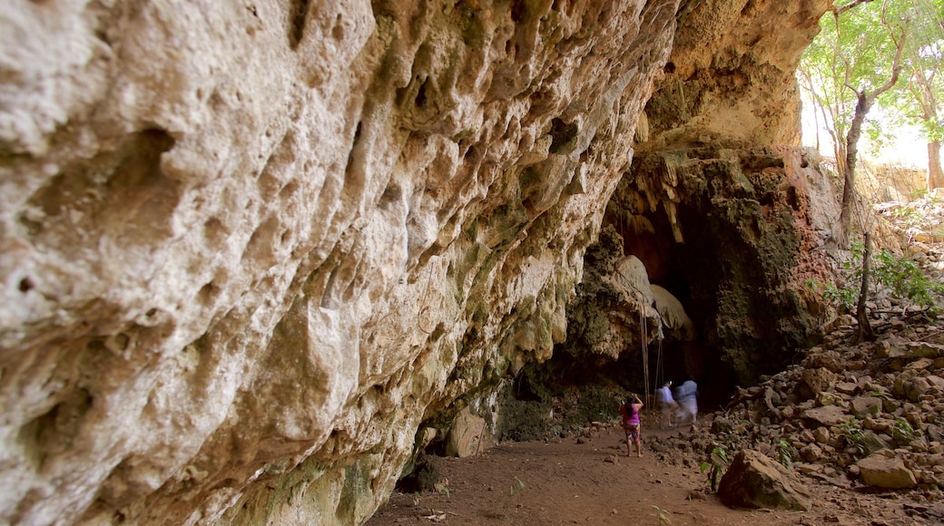 Grutas Calcehtok mit einem Schlucht oder Canyon sowie kleine Menschengruppe