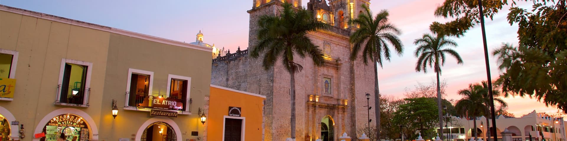 Catedral de San Gervasio ofreciendo una puesta de sol, patrimonio de arquitectura y una iglesia o catedral