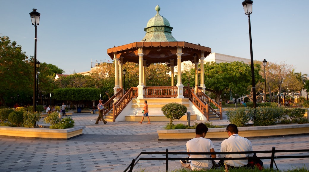 Công viên Zaragoza trong đó bao gồm hoàng hôn và công viên cũng như cặp đôi