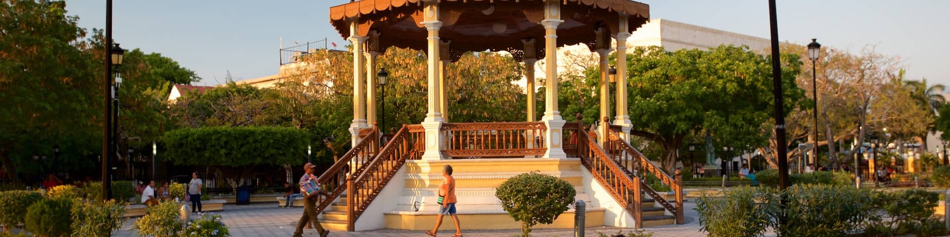 Parque Zaragoza que incluye un jardín y una puesta de sol y también una pareja
