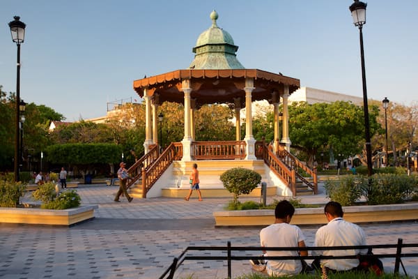 サラゴサ公園 フィーチャー 夕焼け と 公園 及び カップル