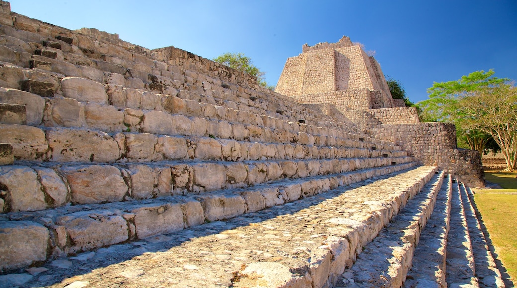 Ruinas de Edzna que incluye elementos del patrimonio