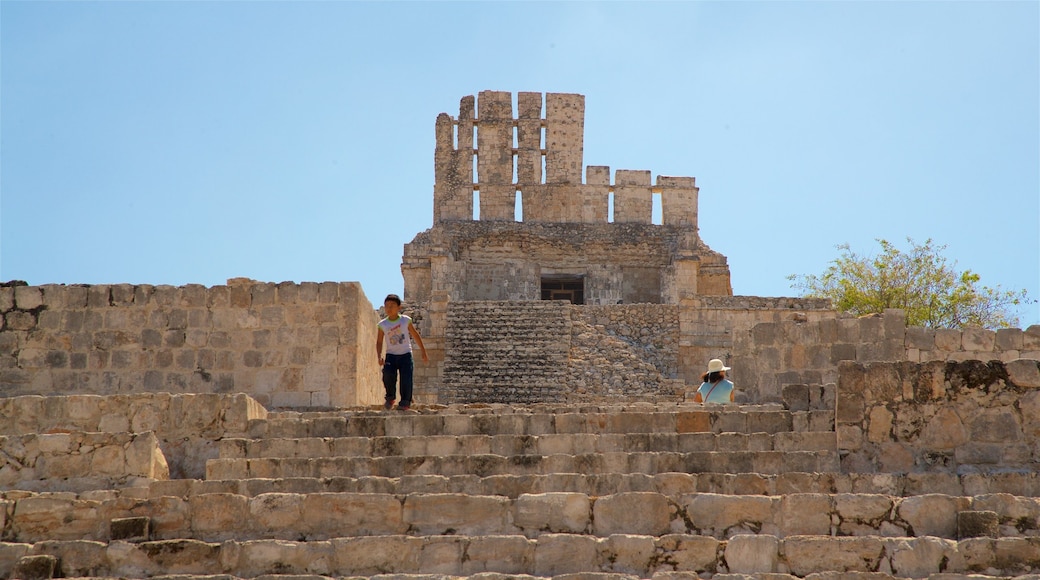 Ruinas de Edzna mostrando elementos del patrimonio