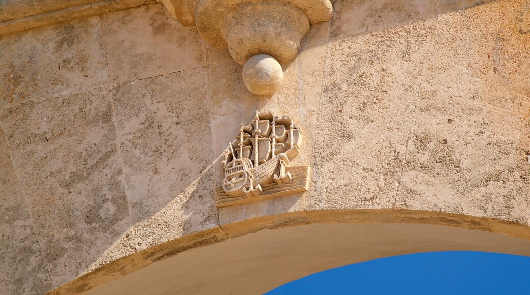 Monumento Puerta del mar ofreciendo elementos del patrimonio