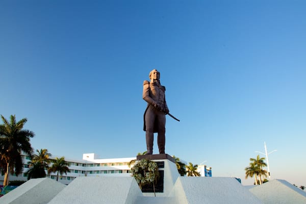 ペドロ サインス デ バランダ彫像 フィーチャー 像あるいは彫刻 と 夕焼け