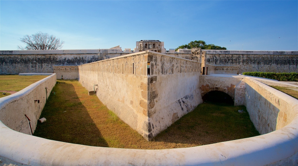 Baluarte de San Francisco mostrando elementos del patrimonio y una puesta de sol