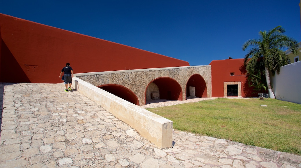 Museo de la Arquitectura Maya ofreciendo un jardín y también un hombre