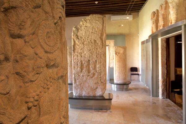 Museo de la Arquitectura Maya montrant vues intérieures et patrimoine historique