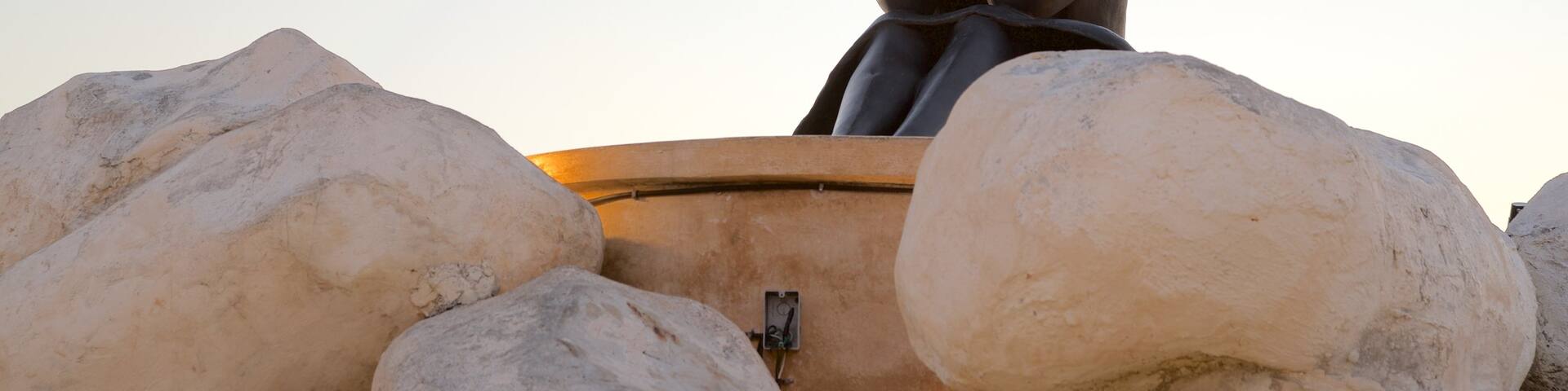Monumento Novia del Mar que incluye arte al aire libre y una puesta de sol