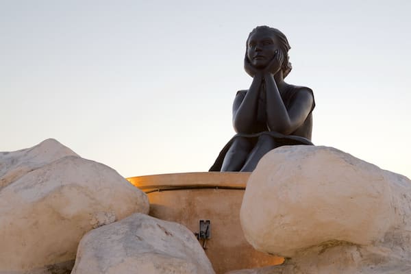 Monumento de la novia del mar montrant art en plein air et coucher de soleil