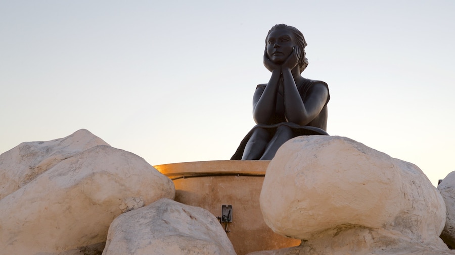 Monumento de la Novia del Mar presenterar utomhuskonst och en solnedgång