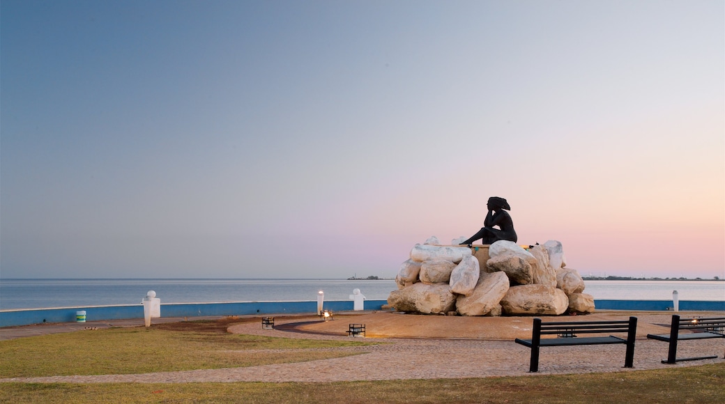 Monumento Novia del Mar que inclui um jardim, um pôr do sol e paisagens litorâneas