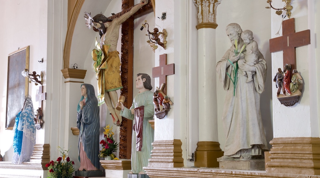 Chiesa di Guadalupe che include vista interna, chiesa o cattedrale e oggetti d\'epoca