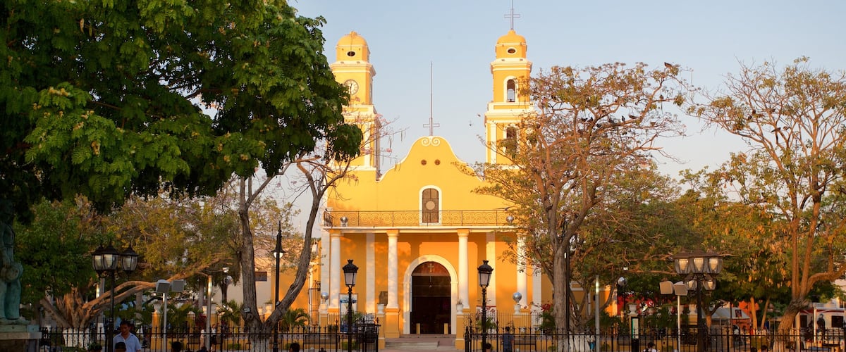 Iglesia de Nuestra Señora del Carmen mostrando una iglesia o catedral, un parque y una puesta de sol
