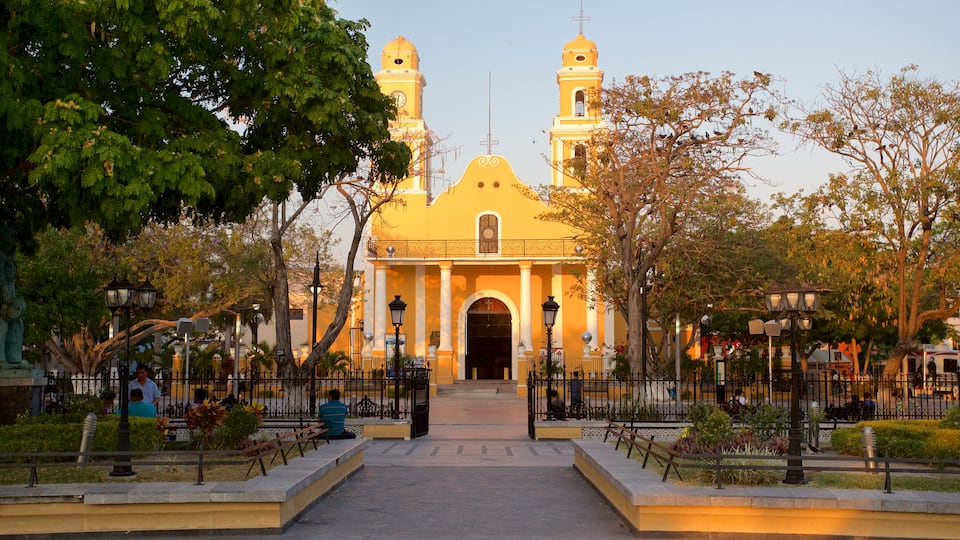Iglesia Nuestra Señora del Carmen toont een zonsondergang, een tuin en een kerk of kathedraal