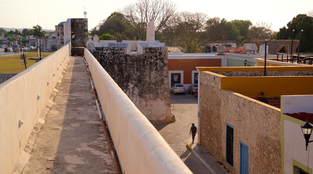 Old City Wall som inkluderar en solnedgång, landskap och en stad