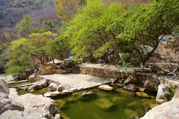 El Chorreadero featuring a pond and tranquil scenes