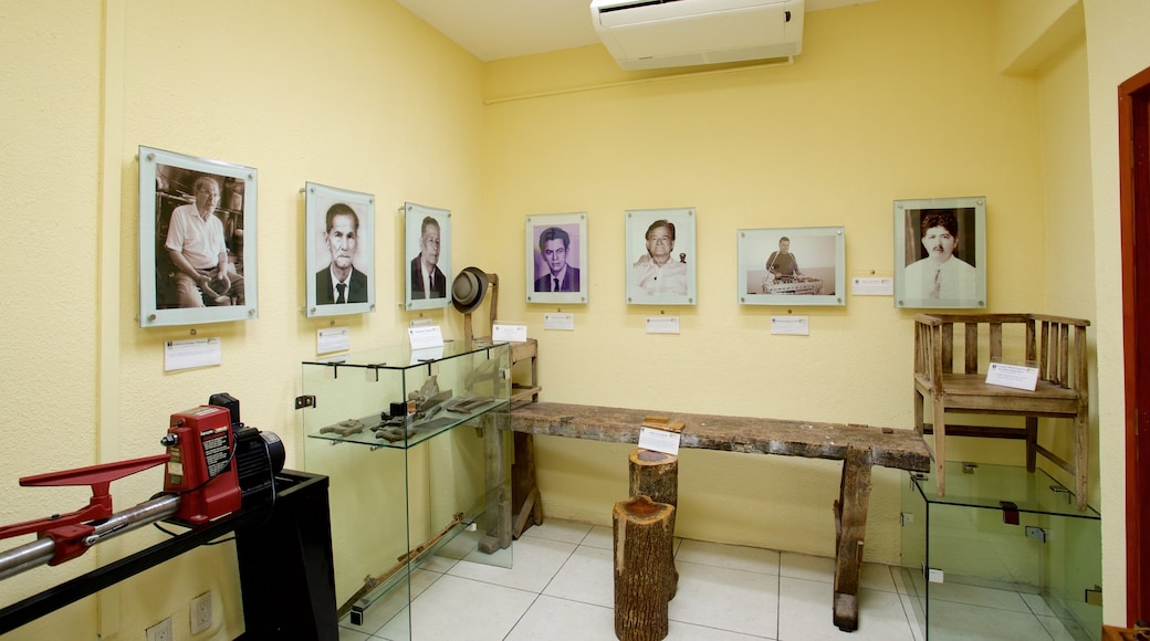 Museo de la Marimba featuring interior views