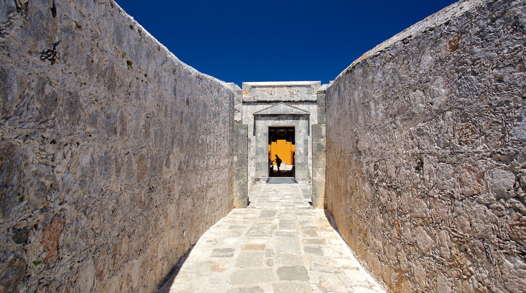 Museo Arqueológico de Campeche & Fuerte de San Miguel mostrando oggetti d\'epoca