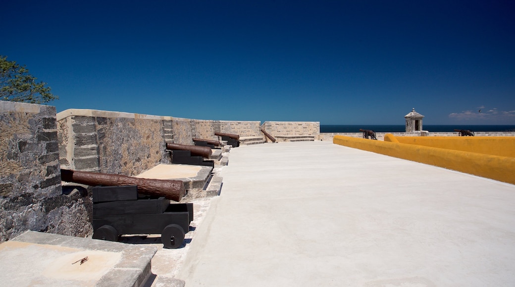 Museo Arqueológico de Campeche & Fuerte de San Miguel mostrando vista della costa, vista e oggetti d\'epoca