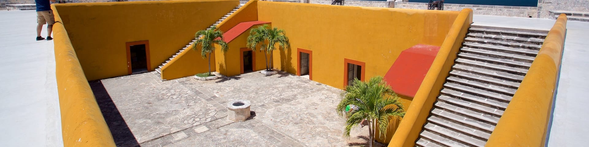 Museo Arqueológico de Campeche & Fuerte de San Miguel featuring general coastal views