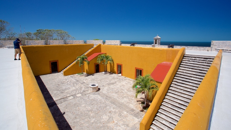Museo Arqueológico de Campeche & Fuerte de San Miguel featuring general coastal views