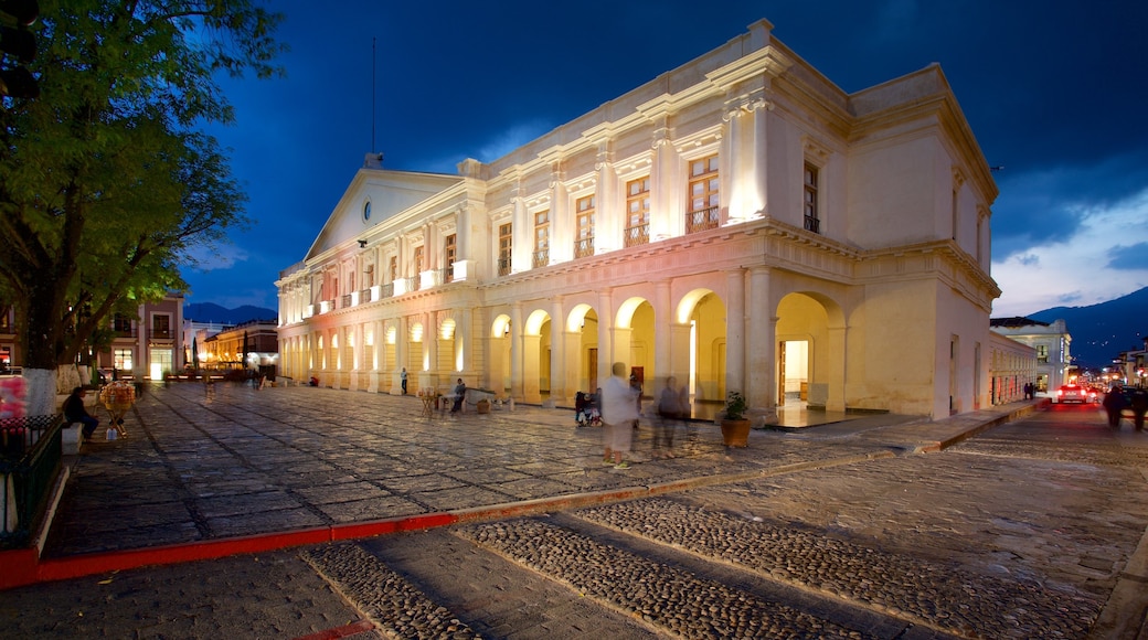 Plaza 31 de Marzo which includes heritage architecture and night scenes