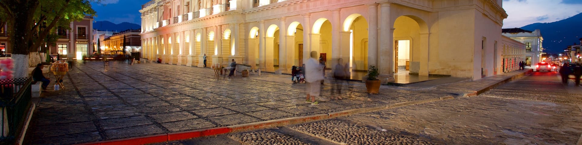 Plaza 31 de Marzo featuring night scenes and heritage architecture