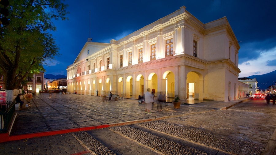 Plaza 31 de Marzo showing night scenes and heritage architecture