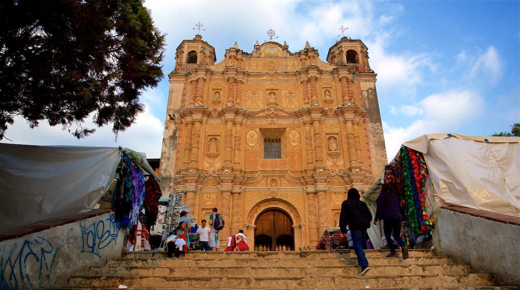 Templo de Santo Domingo toont een kerk of kathedraal en historische architectuur en ook een klein groepje mensen