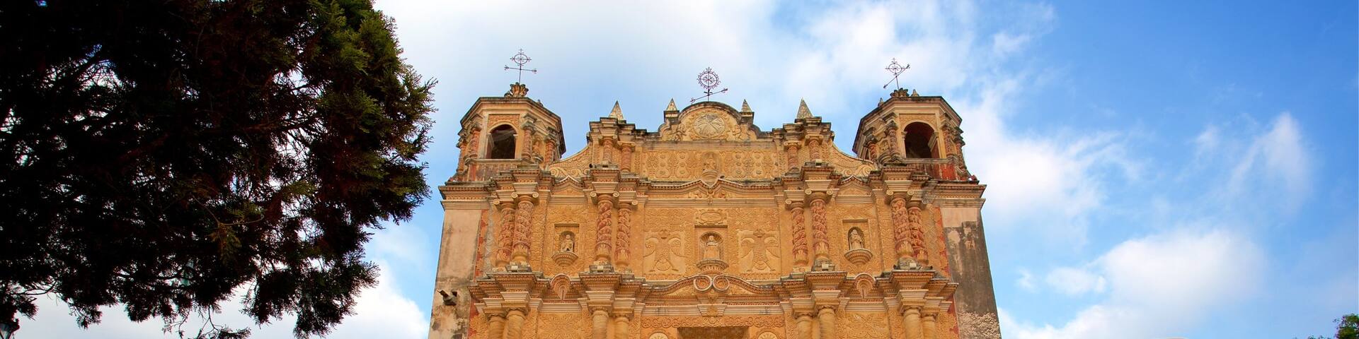 Templo de Santo Domingo que incluye una iglesia o catedral y patrimonio de arquitectura y también un pequeño grupo de personas