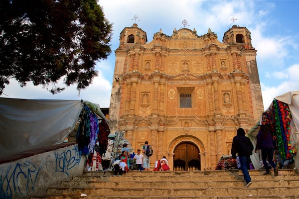 Templo de Santo Domingo フィーチャー 教会あるいは大聖堂 と 遺跡 及び 少数の人々