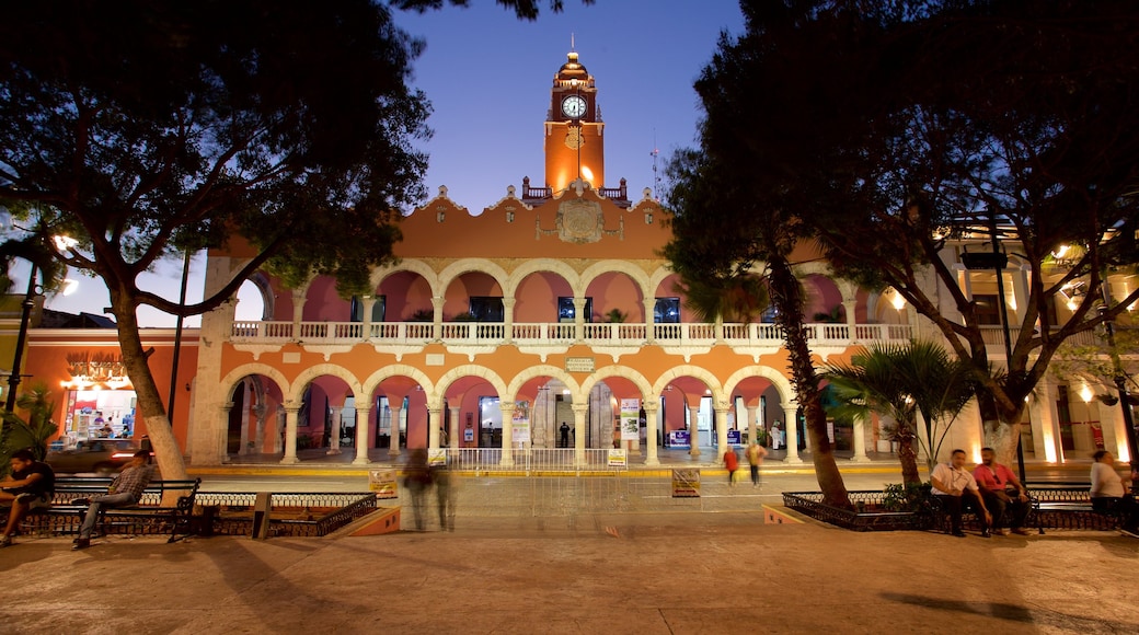 Palacio Municipal que incluye elementos del patrimonio y escenas nocturnas