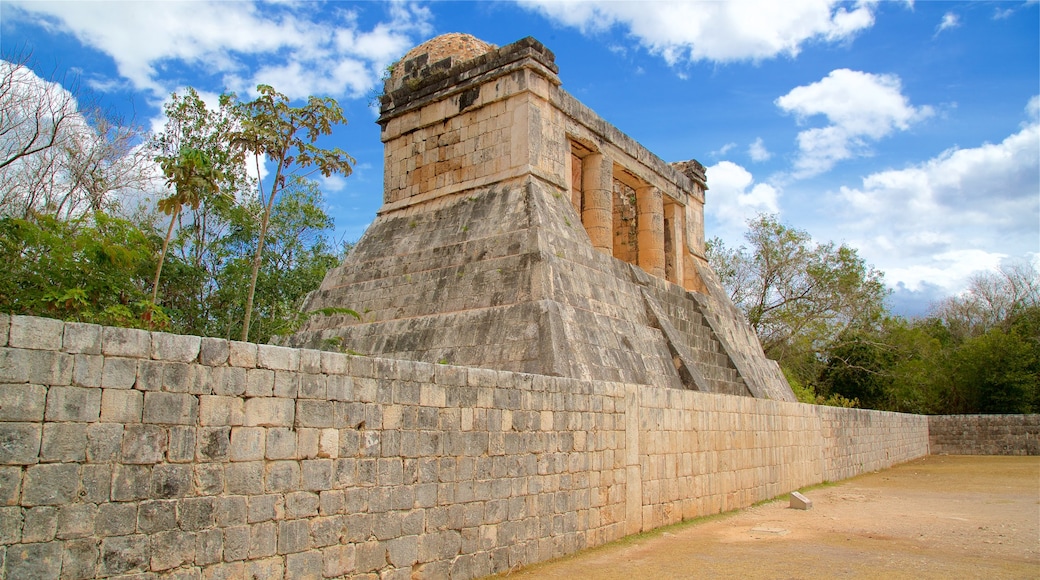 Templo del Barbado & Templo de los Jaguares y Escudos featuring heritage elements