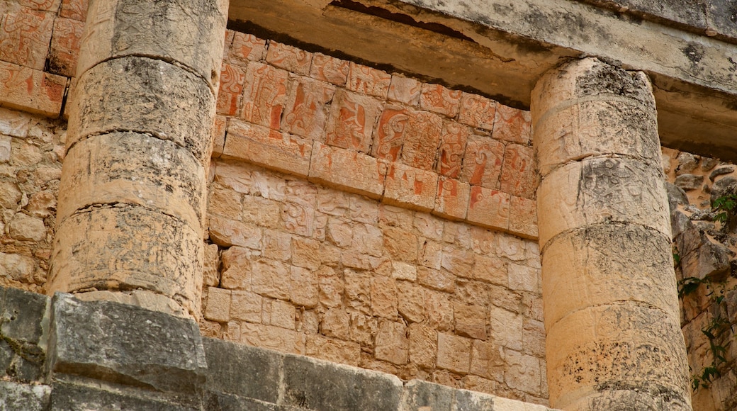 Templo del Barbado & Templo de los Jaguares y Escudos mostrando oggetti d\'epoca