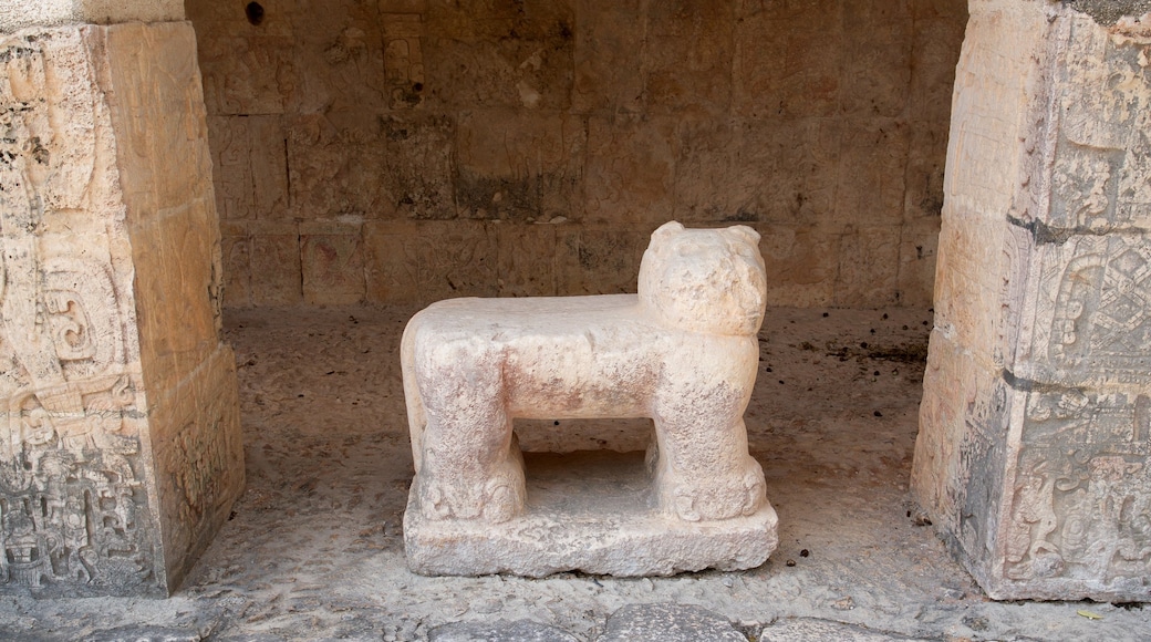 Templo del Barbado & Templo de los Jaguares y Escudos che include oggetti d\'epoca