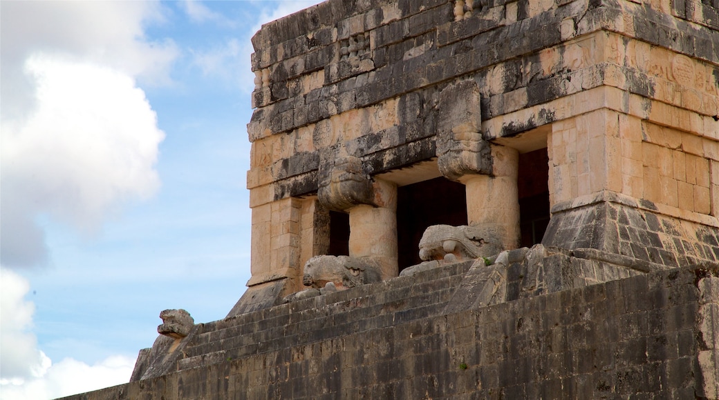 Templo del Barbado & Templo de los Jaguares y Escudos che include oggetti d\'epoca