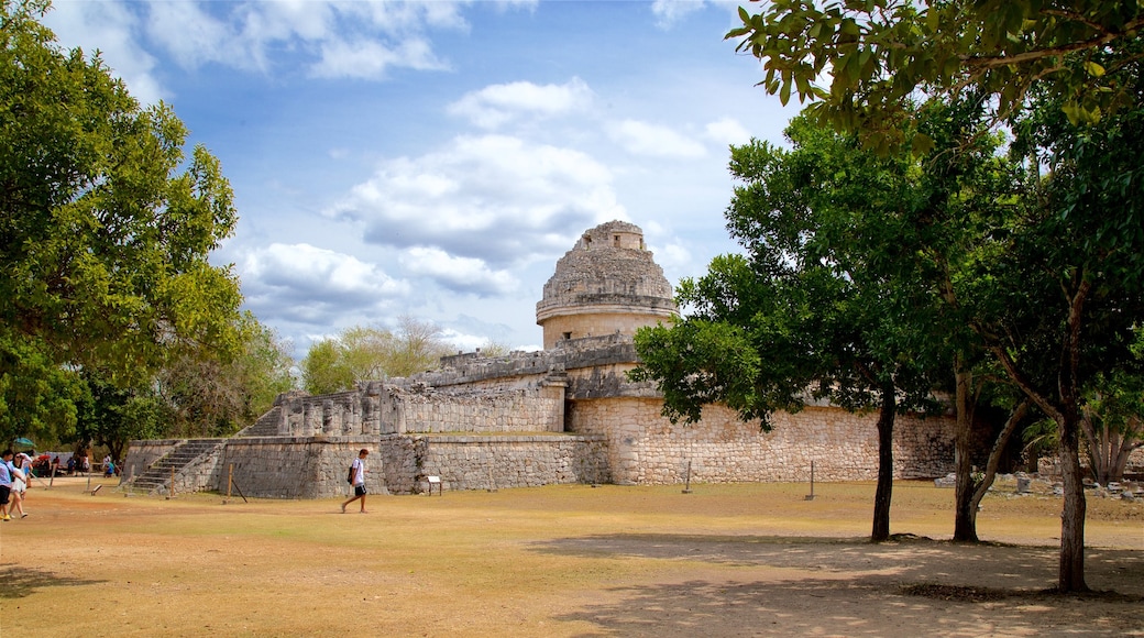 El Caracol mettant en vedette patrimoine architectural aussi bien que petit groupe de personnes